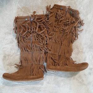 Minnetonka 5-layer fringe boots size 7
